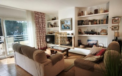 Spacious bungalow with a communal swimming pool and tennis court next to the golf club.